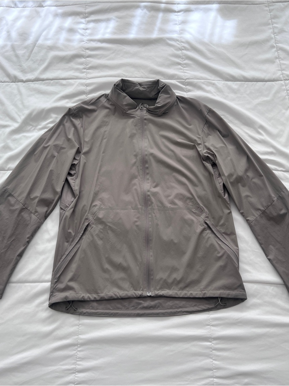 lululemon athletica Men's Lightweight Active Jacket in Carbon Dust
